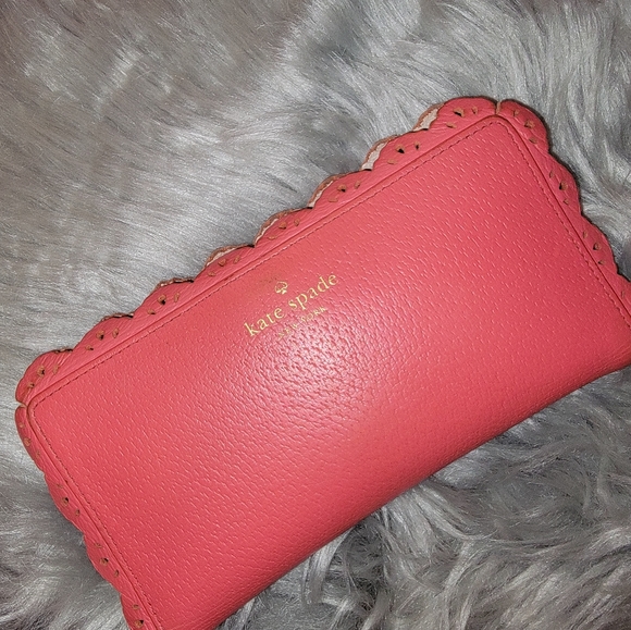 Kate spade scalloped trim red wallet EUC - Picture 4 of 7